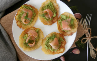 PLACKI ZIEMNIACZANE Z GUACAMOLE I WĘDZONYM ŁOSOSIEM